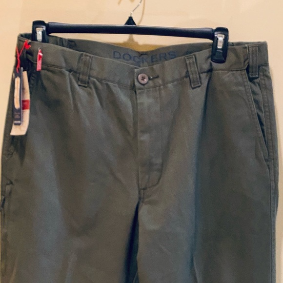 🌟HP🌟NWT Olive Green Dockers Iconic Flat front Straight Leg Cargo Pants 36 x 30 - Picture 3 of 10